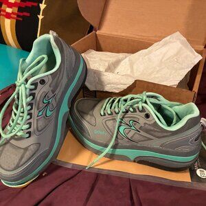 g.defy Women's ION  size 8.5W aqua and grey
